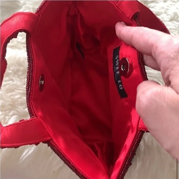 SWEE LO New York vibrant red flower designer little bag- purse, beaded handmade - Picture 6 of 10